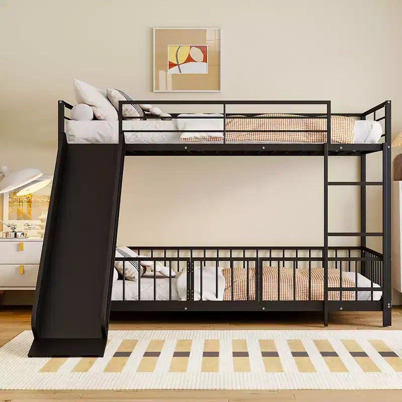Letto a castello in metallo bianco/nero con scivolo e sponde di protezione, per 2 bambini