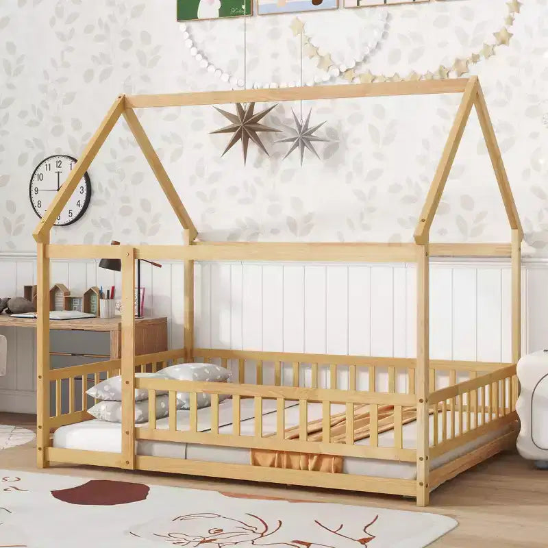 Letto a capanna a grandezza naturale, legno naturale, letto a pavimento con recinzione e tetto, 1 bambino