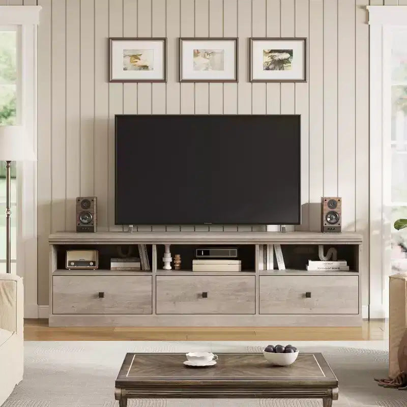 Mobile porta TV moderno stile Mid-Century da 70" – Bianco antico / Grigio / Legno, 3 cassetti e ripiani aperti