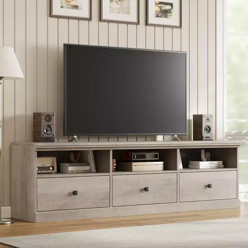 Mobile porta TV moderno stile Mid-Century da 70" – Bianco antico / Grigio / Legno, 3 cassetti e ripiani aperti