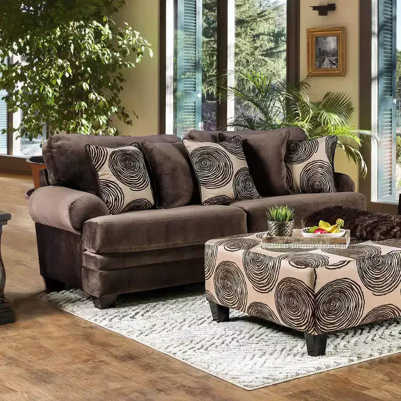 Divano in microfibra Mauricio marrone - Furniture Of America: Imbottito, struttura in legno, include 4 cuscini decorativi