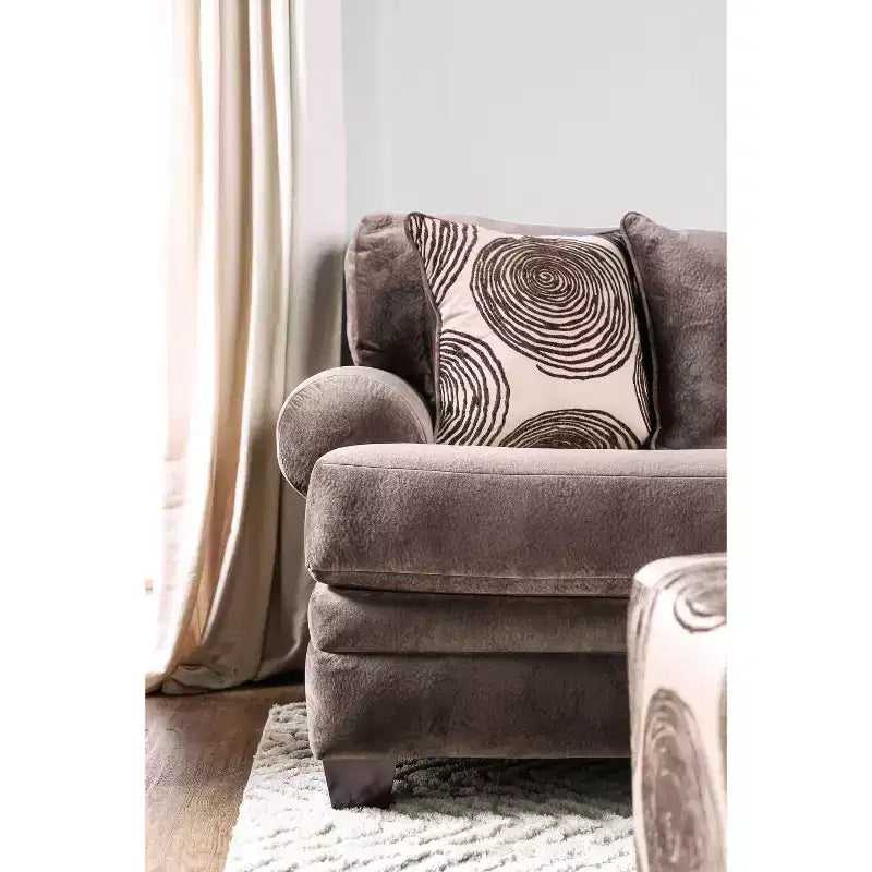 Divano in microfibra Mauricio marrone - Furniture Of America: Imbottito, struttura in legno, include 4 cuscini decorativi